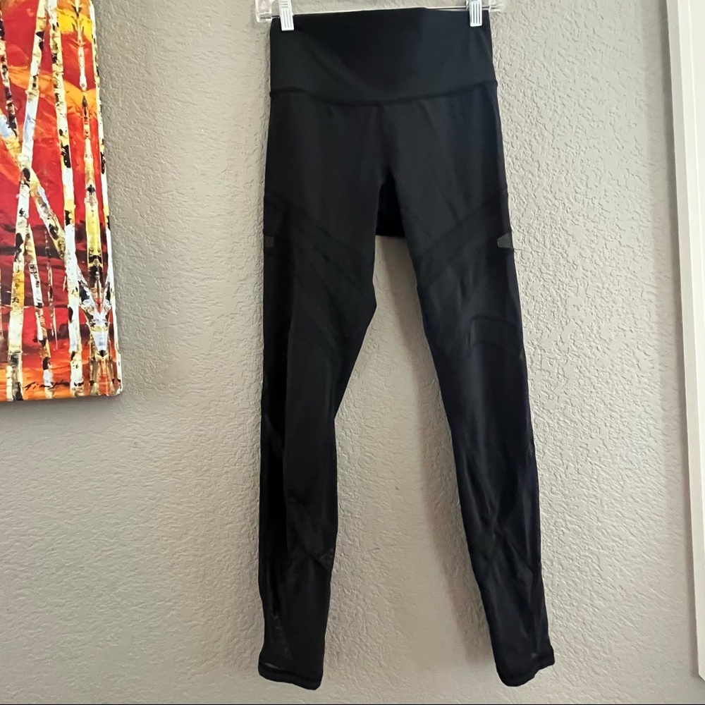 Lululemon under wunder high Rise Tight/Leggings mesh insert size 8 black